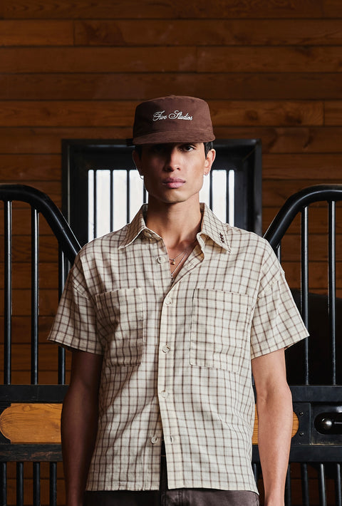 La chemise courte à carreaux