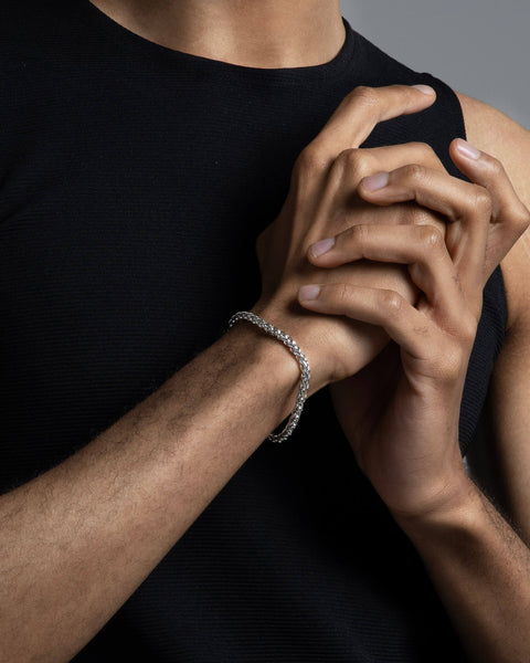 TAGE men's bracelet by Five Jwlry, designed with a 5mm wheat chain inspired by flower basket chains in silver-colored, water-resistant 316L stainless steel. Available in sizes 20cm and 23cm. Hypoallergenic with a 2-year warranty.