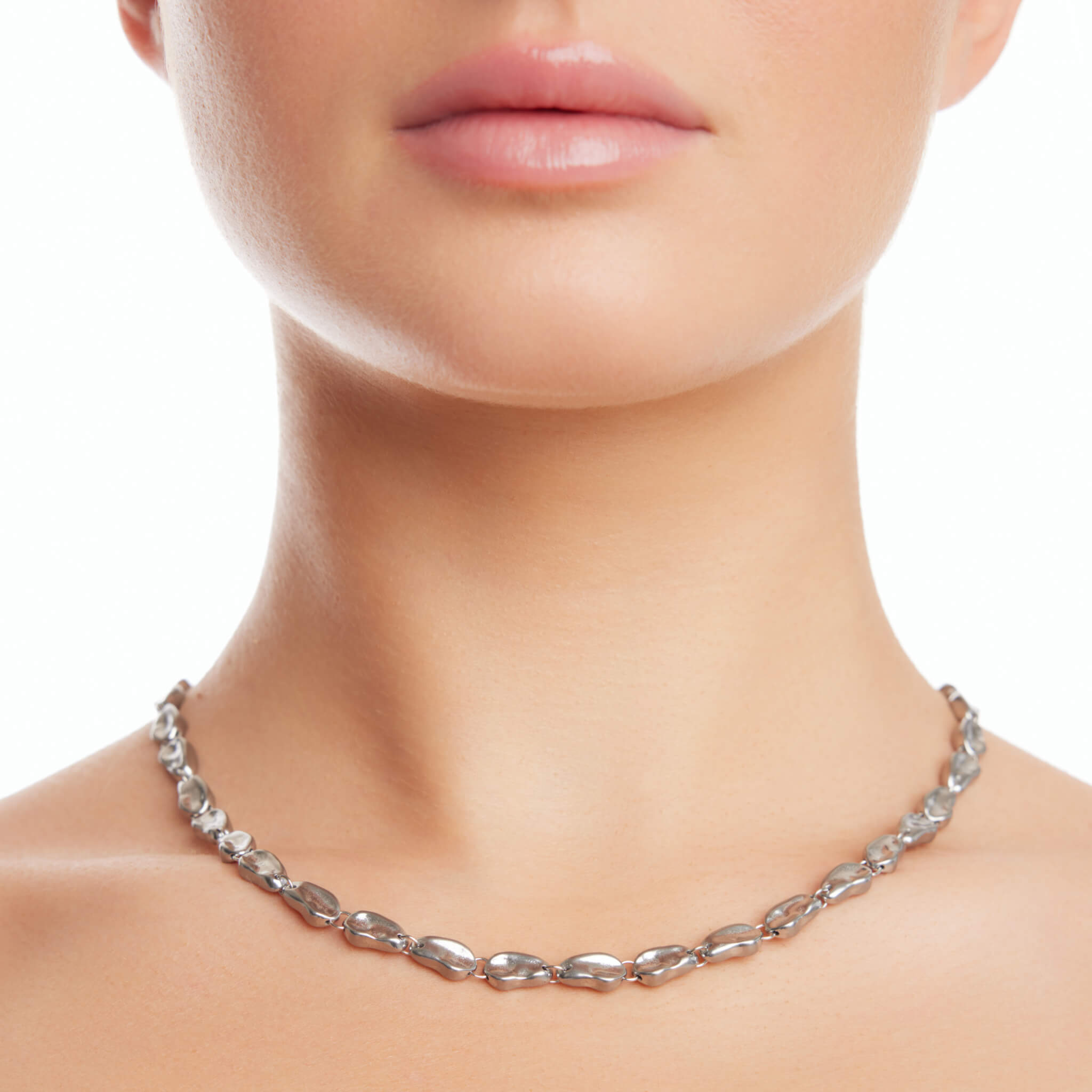 Dawn women's necklace by Five Jwlry, a unique creation from Alicia Moffet's collaboration. Inspired by the purity of a water droplet, this custom-molded links piece is adjustable to 40cm or 45cm. Available in 14k gold or silver, made from water-resistant 316L stainless steel. Hypoallergenic with a 2-year warranty.