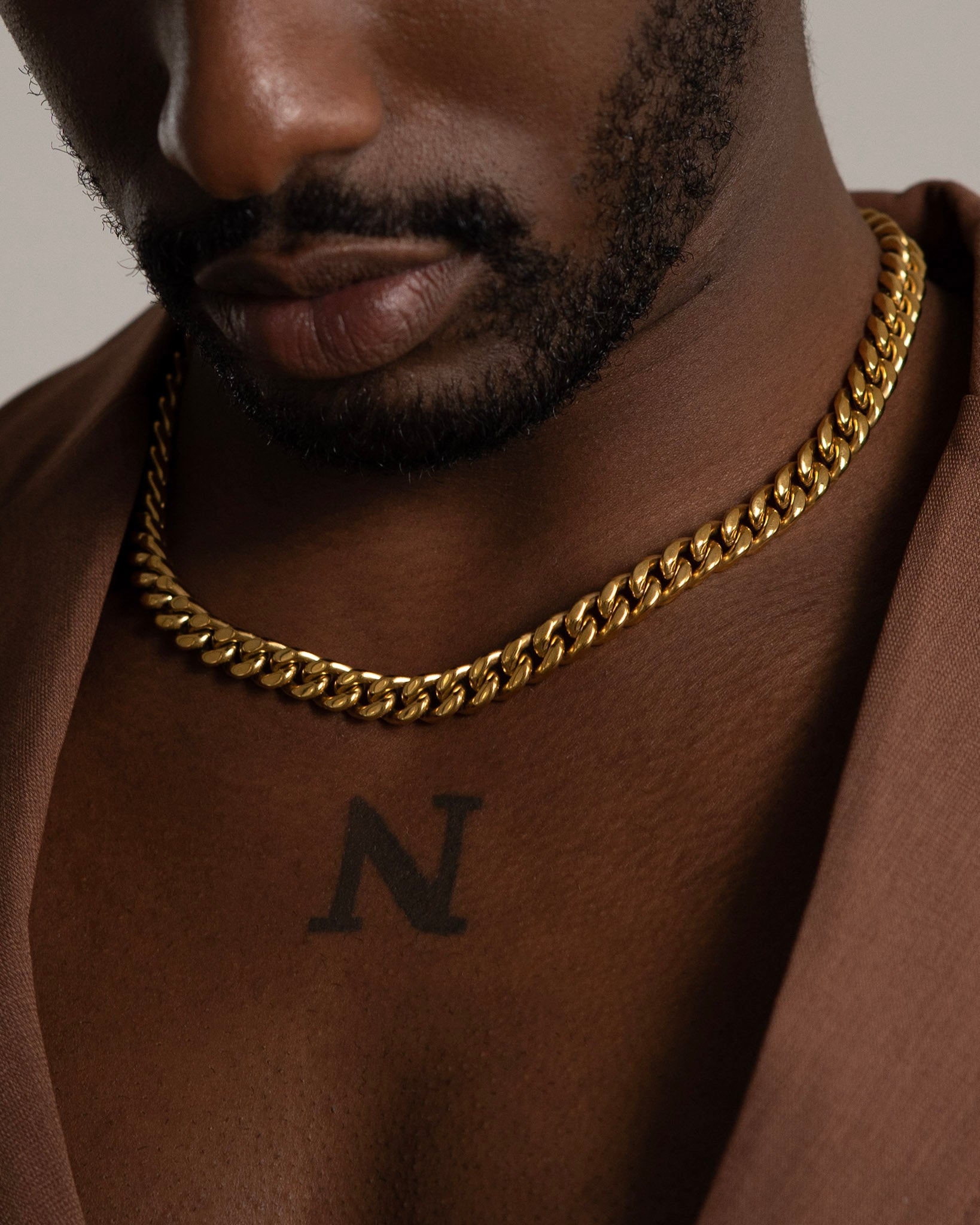 Cass men's necklace by Five Jwlry, designed with a 10mm tightly woven Cuban link chain in a gold hue, crafted from water-resistant 316L stainless steel. Available in sizes 40cm, 45cm, 50cm, 55cm and 60cm. Hypoallergenic and accompanied by a 2-year warranty.