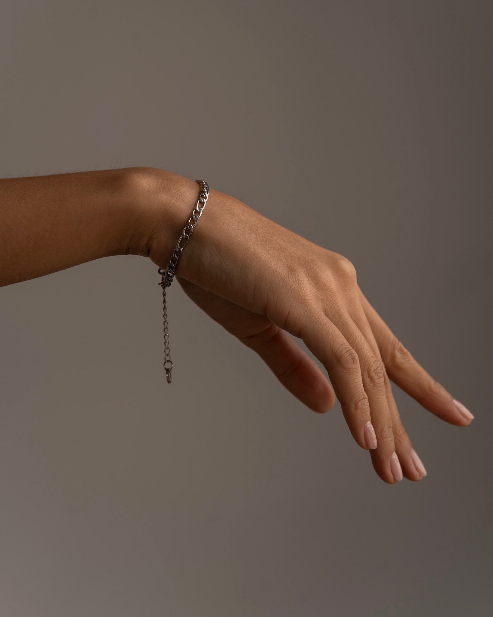 Valencia women's bracelet by Five Jwlry, crafted from a 4mm figaro chain in silver-colored, water-resistant 316L stainless steel. Available in size 16cm with a 4cm extension. Hypoallergenic with a 2-year warranty.