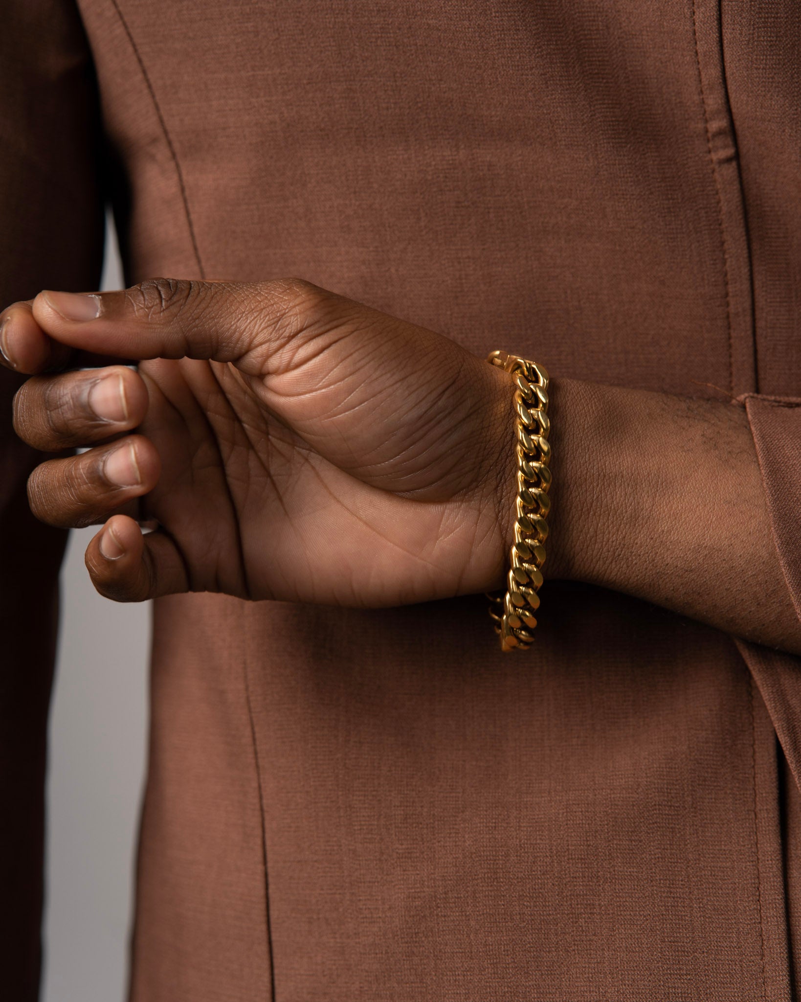 Cass men's bracelet by Five Jwlry, designed with a 10mm tightly woven Cuban link chain in a gold hue, crafted from water-resistant 316L stainless steel. Available in sizes 18cm, 20cm, 22cm, and 24cm. Hypoallergenic and accompanied by a 2-year warranty.
