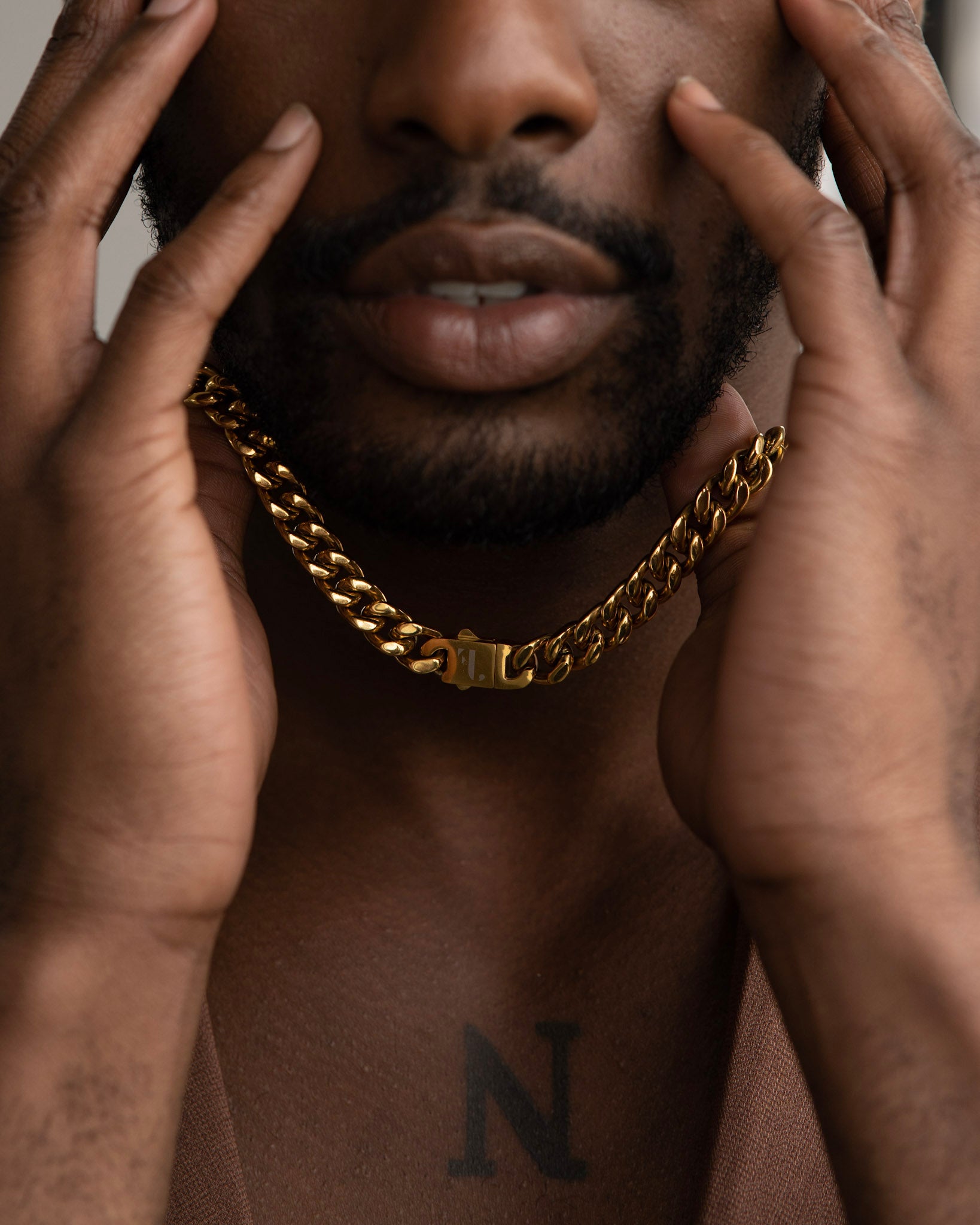 Cass men's necklace by Five Jwlry, designed with a 10mm tightly woven Cuban link chain in a gold hue, crafted from water-resistant 316L stainless steel. Available in sizes 40cm, 45cm, 50cm, 55cm and 60cm. Hypoallergenic and accompanied by a 2-year warranty.