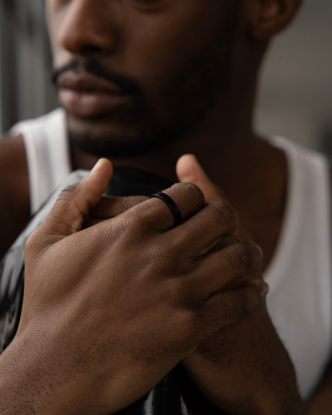 fj watches five jwlry jewelry bijou minimalist band ring bande bague men homme mince thin flat plat gravé engraved logo 4mm voje stainless steel acier inoxydable noir black